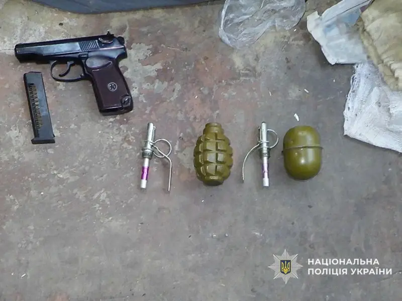 У Бахмацькій громаді поліцейські вилучили гранати, боєприпаси та пістолет
